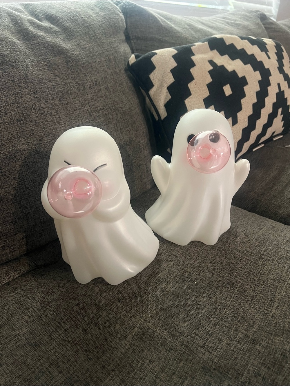 ViralWhite Ghost Figurine Set with Pink Bubble Accents - Decorative Home Accents